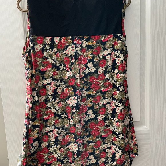 Floral, Sleeveless Blouse - Picture 2 of 2
